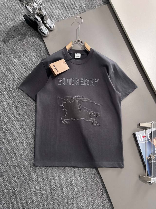 Burberry* 2025春夏款上新 原高版本 巴宝莉 面料采用300克高密度纯棉 不变形 不缩水 工艺介绍：双线走位 胸前字母战马大Logo刺绣 颜色：黑色