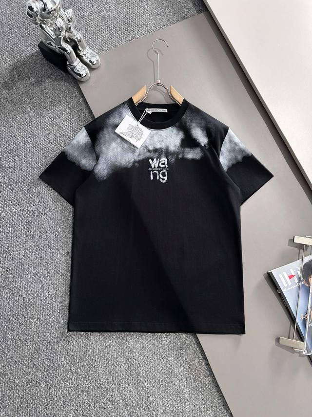 Alexander Wang 亚力山大 * 2025春夏款上新 原高版本 亚历山大 面料采用300克高密度纯棉 不变形 不缩水 工艺介绍：双线走位 胸前领口水墨