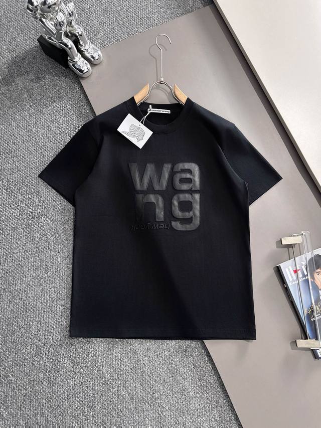 Alexander Wang 亚力山大 * 2025春夏款上新 原高版本 亚历山大 面料采用300克高密度纯棉 不变形 不缩水 工艺介绍：双线走位 胸前贴皮字母