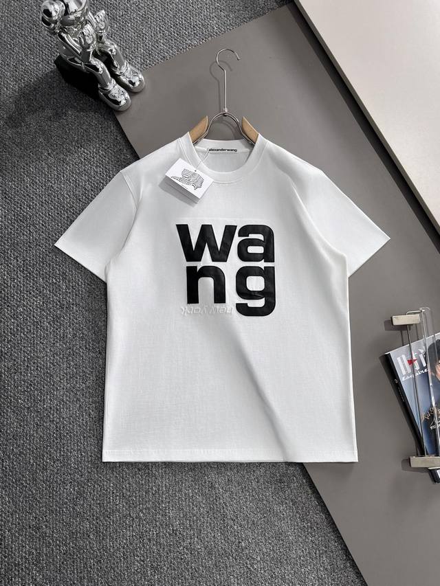 Alexander Wang 亚力山大 * 2025春夏款上新 原高版本 亚历山大 面料采用300克高密度纯棉 不变形 不缩水 工艺介绍：双线走位 胸前贴皮字母