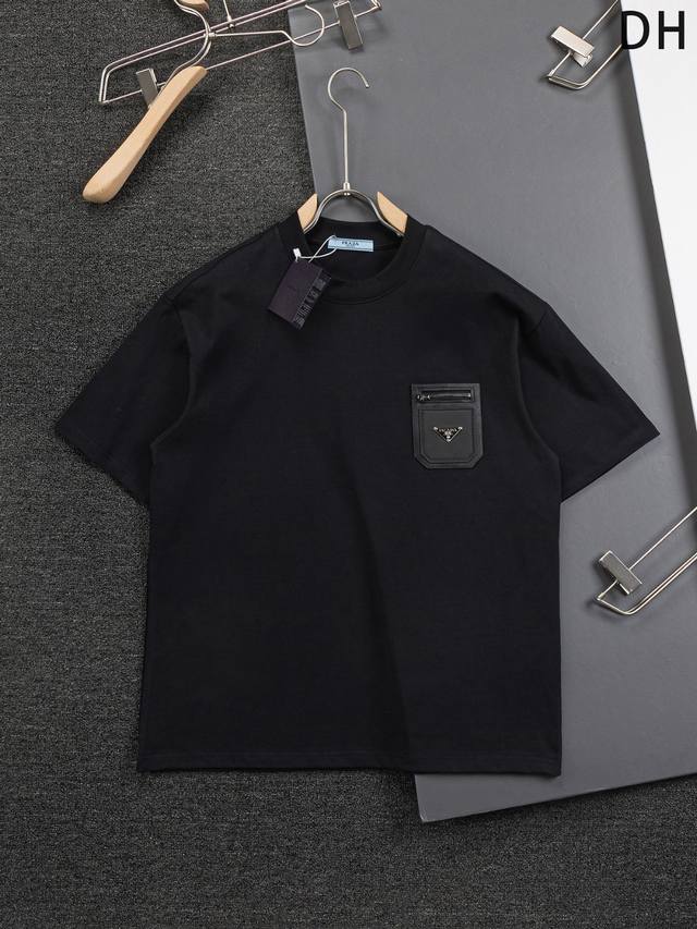 Prada 普拉达 高版本 微宽版型S-Xl 25Ss新品 胸前拼皮拉链口袋三角标短袖T恤，这款T恤融运动风极简主义设计和精美细节于一身。拼接了进口家独家布料，