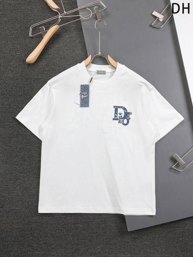 Dior 迪奥 微宽版版型 S-Xl Cd 25Ss新品专柜永恒经典款 胸口Cd小蜜蜂刺绣Logo图案，后幅小蜜蜂大Logo刺绣 作为奢侈界的龙头，D家可谓是当