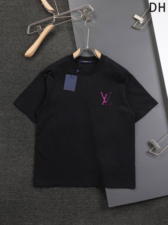 Louis Vuitton 路易威登 1V 微宽版型S-Xl 25Ss早春新品专柜走秀款 前后幅切割圆形撞色字母刺绣圆领短袖T恤，男女同款！官网同步，专柜纯棉面