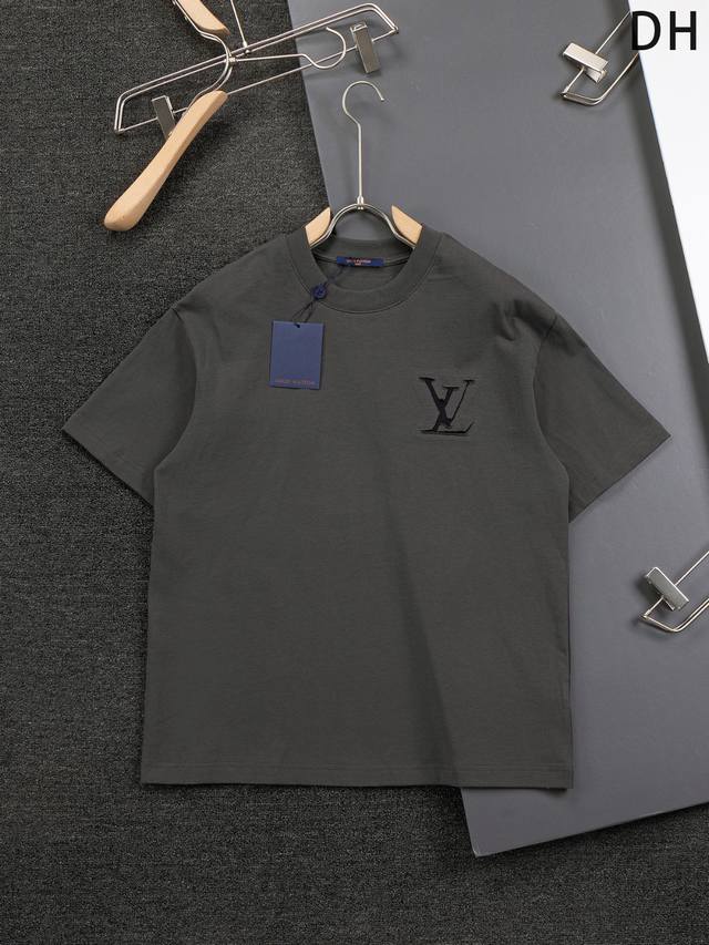 Louis Vuitton 路易威登 1V 微宽版型S-Xl 25Ss早春新品专柜走秀款 前后幅切割圆形撞色字母刺绣圆领短袖T恤，男女同款！官网同步，专柜纯棉面