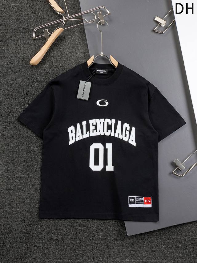 Balenciaga 巴黎世家 微宽版型S-Xl 25Ss新春走秀热卖新款 篮球系列 01短袖球衣 短袖T恤复古味十足 巴黎每次的新品都必然推起一波时尚浪潮 这