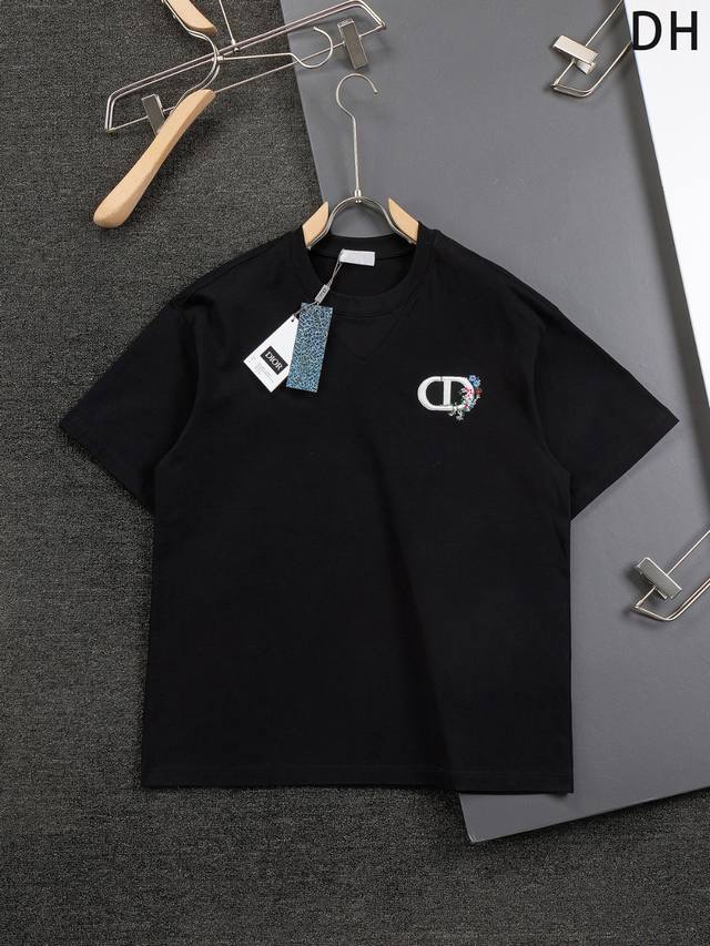 Dior 迪奥 微宽版版型 S-Xl Cd 25Ss新品专柜永恒经典款 Cd字母花卉刺绣Logo图案 作为奢侈界的龙头，D家可谓是当之无愧了，而今天要说的这件作