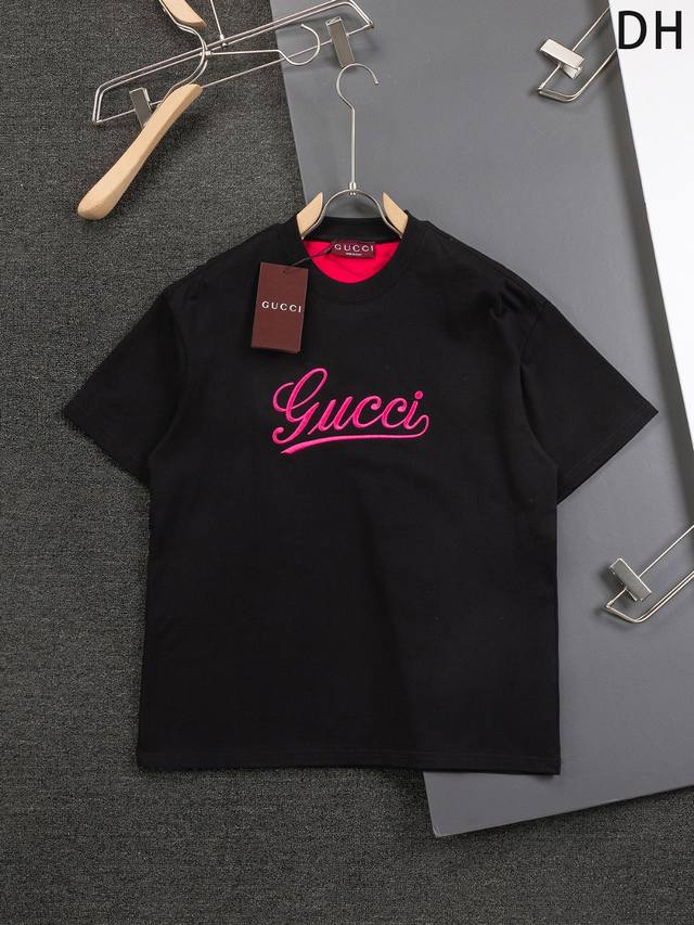 Gucci 古驰 微宽版型 S-Xl 25Ss新品时尚款 经典简约字母刺绣精美重工艺双G圆领短袖 潮流元素融合专柜款方面可以说是十分之成熟。精致工艺专柜面料，顶