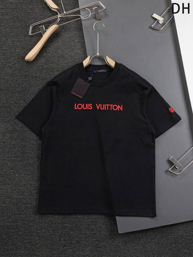 Louis Vuitton 路易威登 1V 微宽版型S-Xl 25Ss早春新品专柜走秀款 领前简约字母刺绣Logo拼接袖口小圆形Logo刺绣圆领短袖T恤，男女同