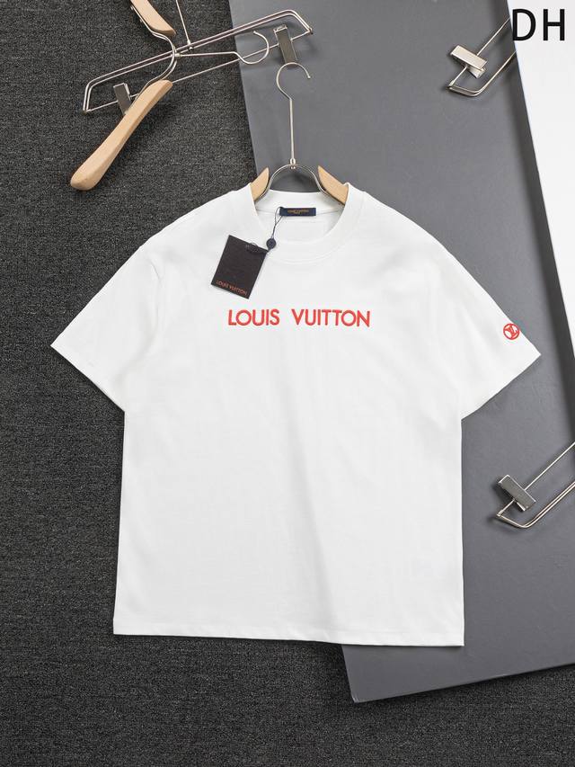 Louis Vuitton 路易威登 1V 微宽版型S-Xl 25Ss早春新品专柜走秀款 领前简约字母刺绣Logo拼接袖口小圆形Logo刺绣圆领短袖T恤，男女同