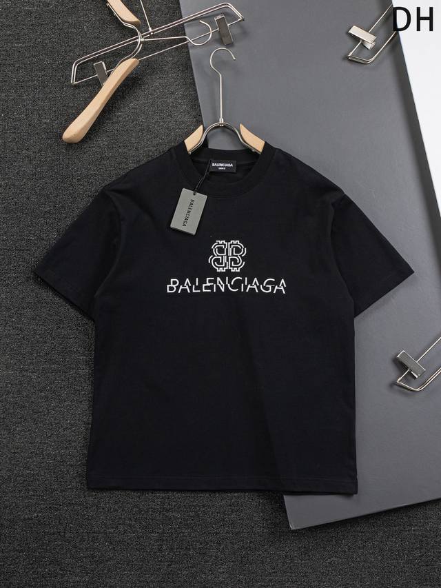 Balenciaga 巴黎世家 微宽版型S-Xl 25Ss新春走秀热卖新款 个性错位刺绣Bb字母Logo 短袖T恤复古味十足 巴黎每次的新品都必然推起一波时尚浪