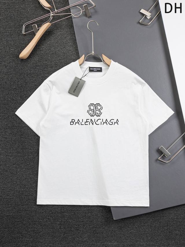 Prada 普拉达 高版本 微宽版型S-Xl 25Ss新品 胸前字母皇冠刺绣大Logo三角标短袖T恤，这款T恤融运动风极简主义设计和精美细节于一身。拼接了进口家