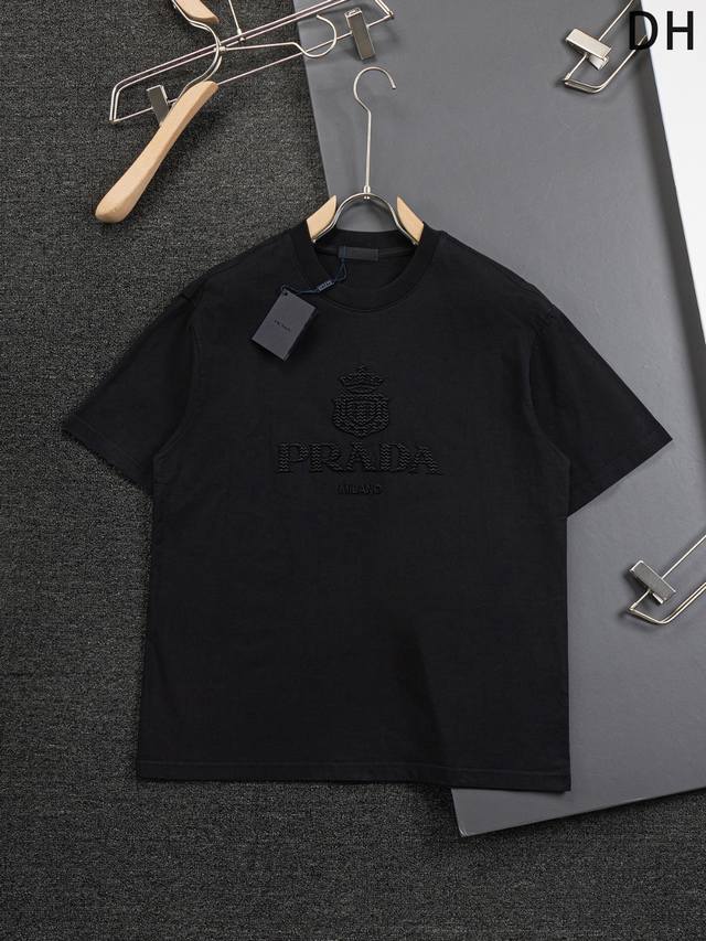 Prada 普拉达 高版本 微宽版型S-Xl 25Ss新品 胸前字母皇冠刺绣大Logo三角标短袖T恤，这款T恤融运动风极简主义设计和精美细节于一身。拼接了进口家