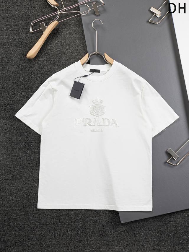 Prada 普拉达 高版本 微宽版型S-Xl 25Ss新品 胸前字母皇冠刺绣大Logo三角标短袖T恤，这款T恤融运动风极简主义设计和精美细节于一身。拼接了进口家