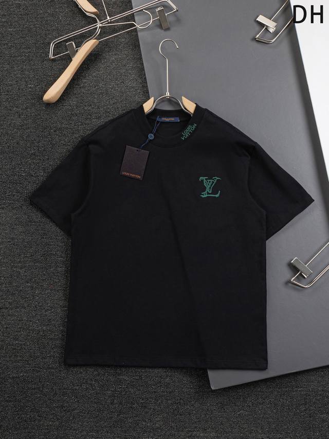 Louis Vuitton 路易威登 1V 微宽版型S-Xl 25Ss早春新品专柜走秀款 领口字母刺绣拼接胸口梵文Logo刺绣圆领短袖T恤，男女同款！官网同步，